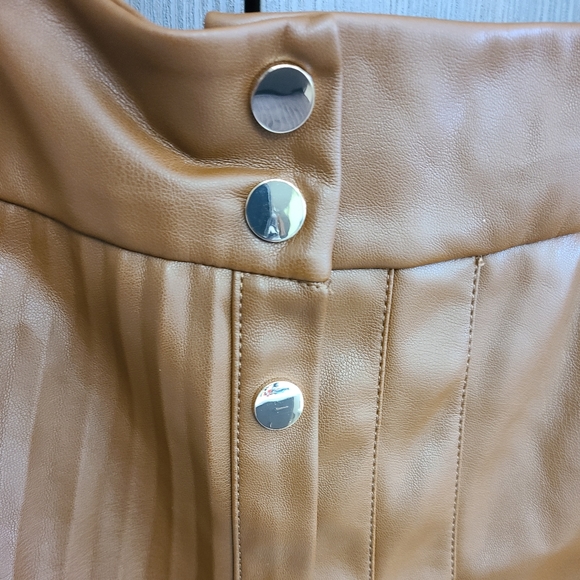 Brand new Zara pleated skirt - Picture 3 of 5